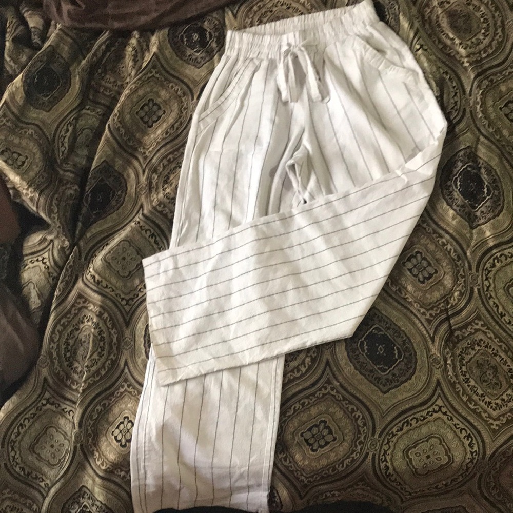 Gently worn, pockets, white + grey stripes. Slight flare, perf for long legs!